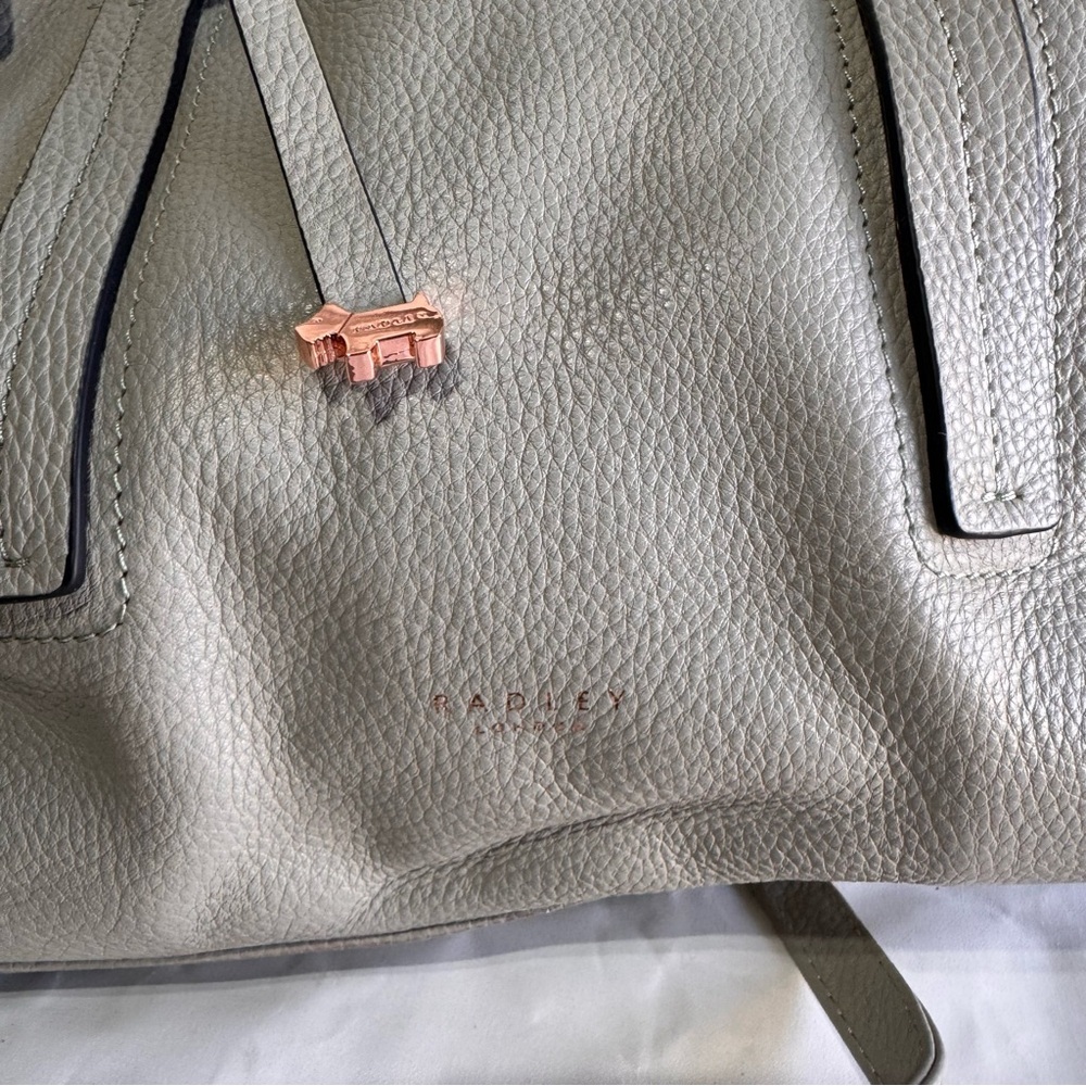Radley // light grey peddled leather soft shoulder bag - Picture 6 of 11